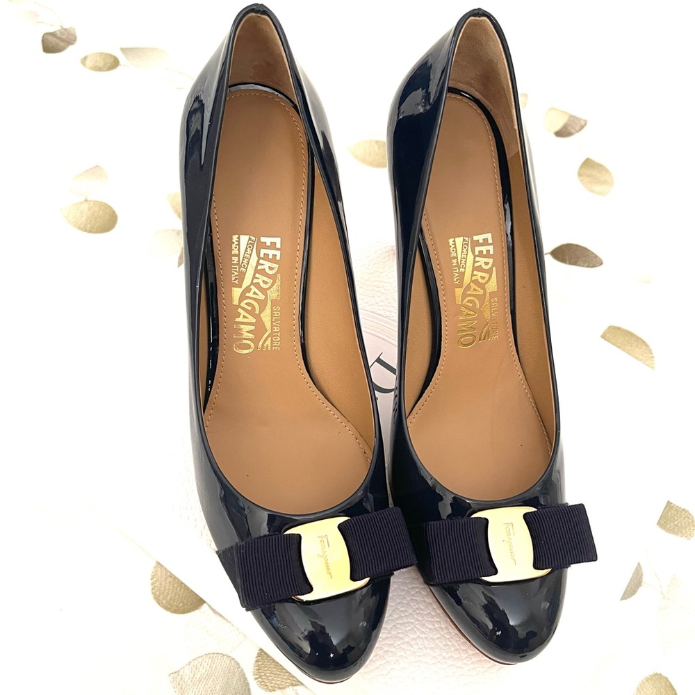 Authentic NEW Salvatore Ferragamo Vara bow Pumps Navy Blue Patent Leather 8.5